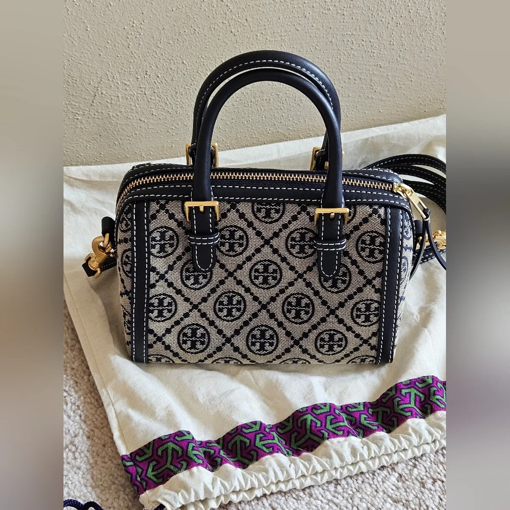 TORY BURCH . PETITE T MONOGRAM BARREL BAG - Picture 3 of 10